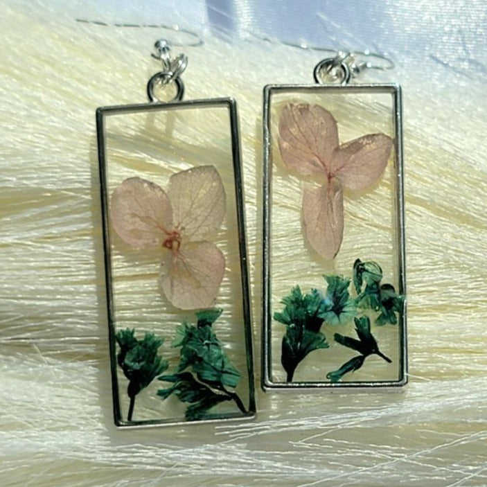 Fleurs de pétales roses pour bébé et boucle d’oreille pendante à feuillage vert, cadeau pour les amateurs de botanique, goutte de fleurs fraîches de printemps, design inspiré de la nature