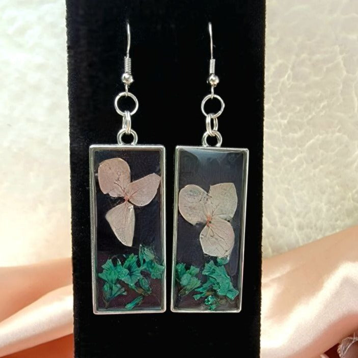 Pendientes colgantes de flores de pétalos de color rosa bebé y follaje verde, regalo para entusiastas de la botánica, gota de flores frescas de primavera, diseño inspirado en la naturaleza