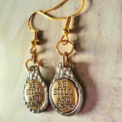 Cadeau de célébration d’étape religieuse, boucles d’oreilles Be Still And Know, bijoux de mots motivants, confort spirituel pendant le deuil, bicolore