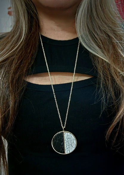 Collier inspiré du Yin et du Yang, pendentif craquelé bicolore, bijoux minimalistes contemporains, accessoire de contraste d’équilibre, déclaration moderne