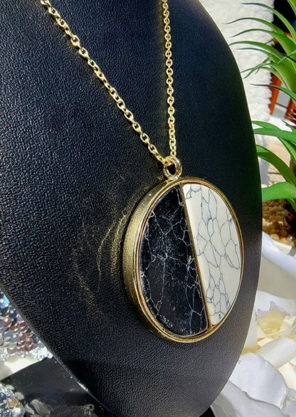 Collier inspiré du Yin et du Yang, pendentif craquelé bicolore, bijoux minimalistes contemporains, accessoire de contraste d’équilibre, déclaration moderne