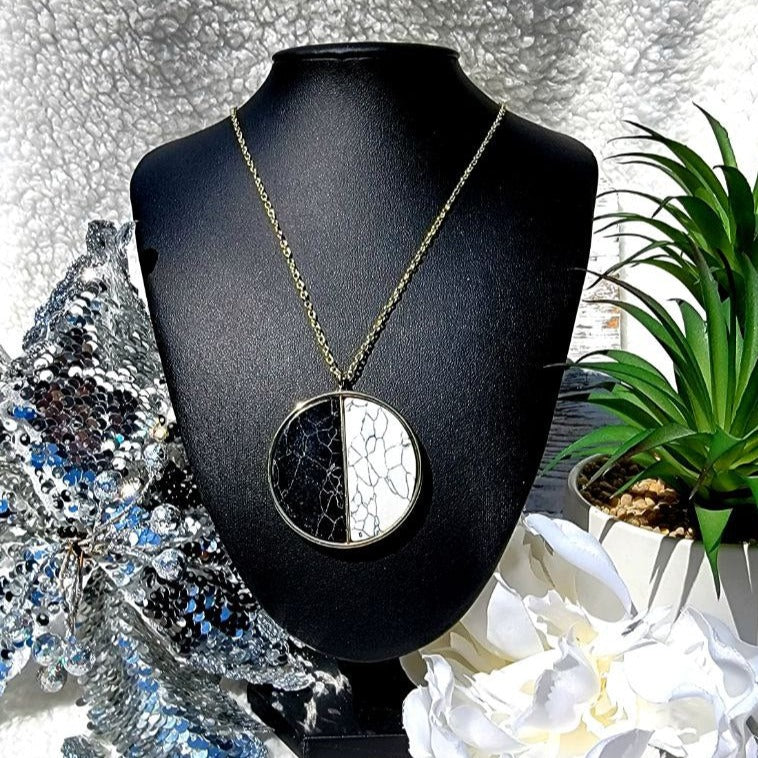 Collier inspiré du Yin et du Yang, pendentif craquelé bicolore, bijoux minimalistes contemporains, accessoire de contraste d’équilibre, déclaration moderne