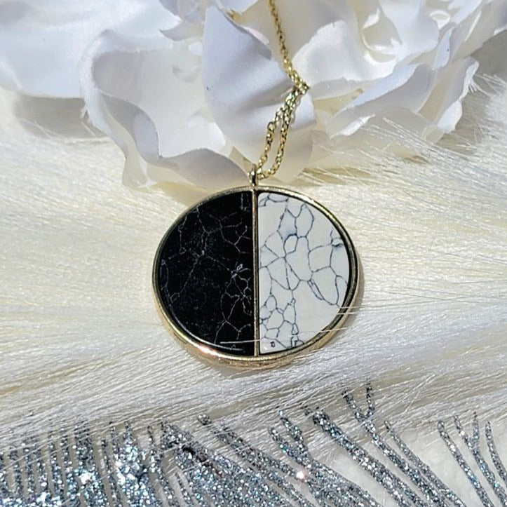 Collier inspiré du Yin et du Yang, pendentif craquelé bicolore, bijoux minimalistes contemporains, accessoire de contraste d’équilibre, déclaration moderne