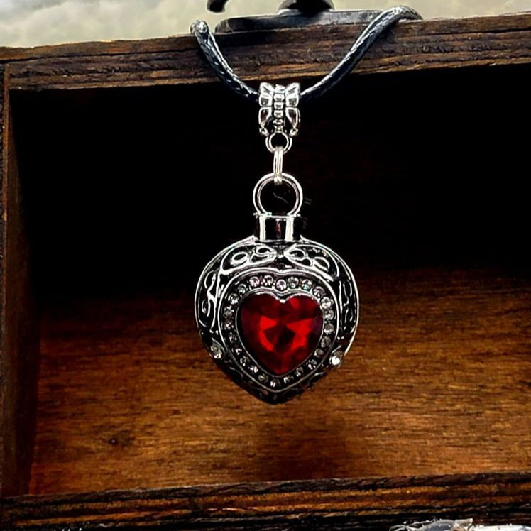 Collier en forme de cœur rouge sang, charme reine de cœur, bijoux glamour fantaisie, bijoux de mode élégants, cadeau de la Saint-Valentin, fée de cristal