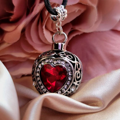 Collier en forme de cœur rouge sang, charme reine de cœur, bijoux glamour fantaisie, bijoux de mode élégants, cadeau de la Saint-Valentin, fée de cristal