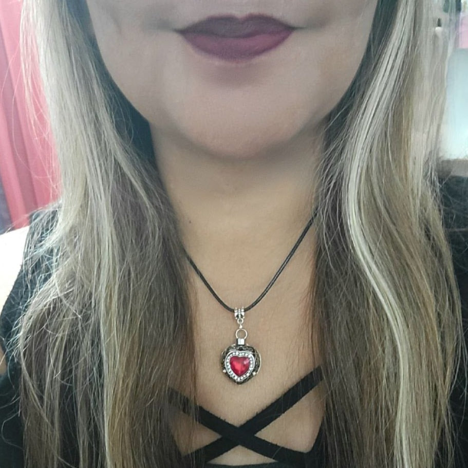 Collar en forma de corazón rojo sangre, encanto de reina de corazones, joyería de glamour elegante, joyería de moda elegante, regalo del día de San Valentín, hada de cristal