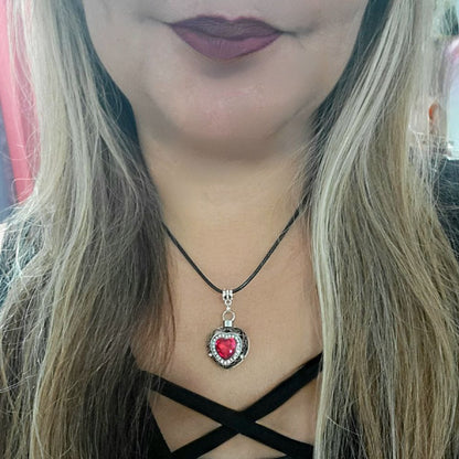 Collier en forme de cœur rouge sang, charme reine de cœur, bijoux glamour fantaisie, bijoux de mode élégants, cadeau de la Saint-Valentin, fée de cristal