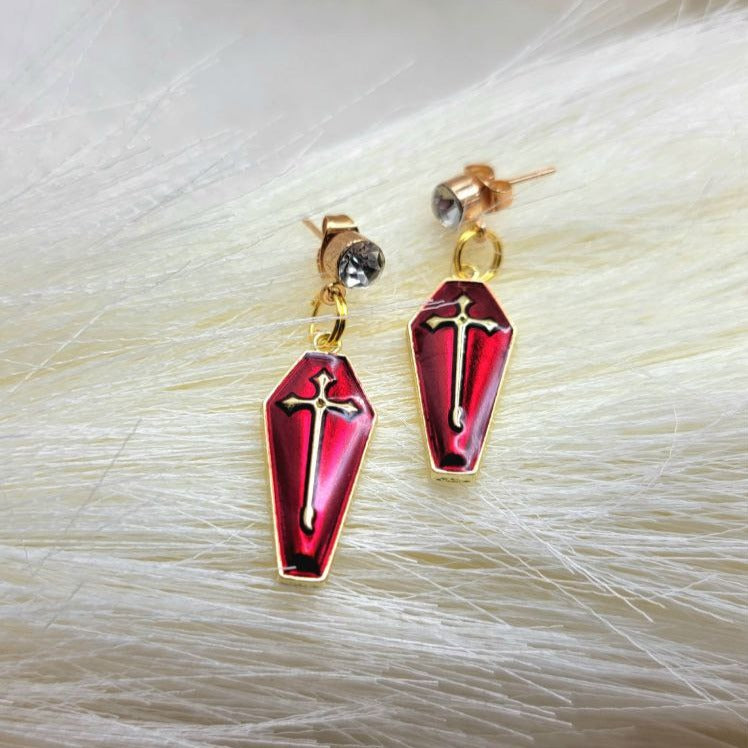 Pendiente de ataúd rojo sangre y cruz de oro, tachuelas hipoalergénicas de inspiración gótica, joyería de moda oscura, accesorio vanguardista, enigmático y llamativo