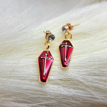 Cercueil rouge sang et boucle d’oreille croix d’or, goujons hypoallergéniques d’inspiration gothique, bijoux de mode sombres, accessoire énervé, énigmatique et frappant