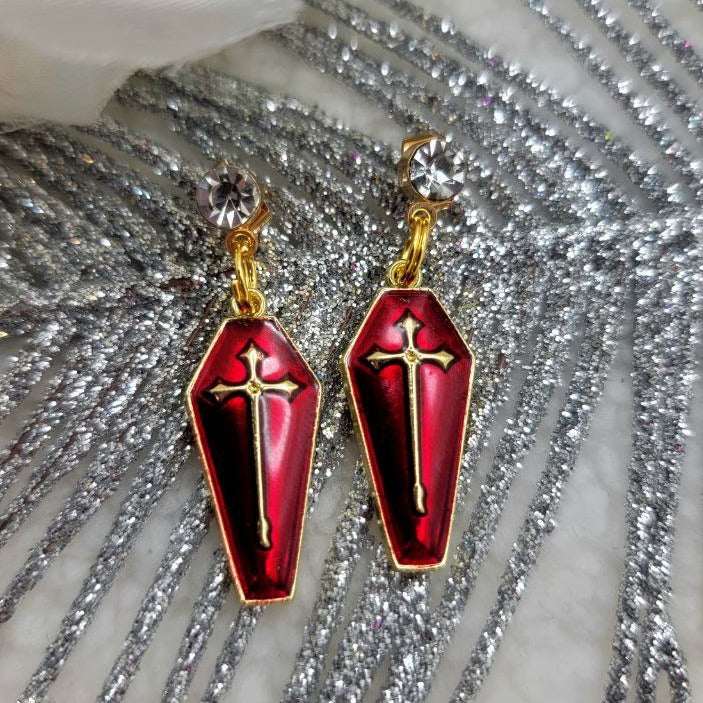 Cercueil rouge sang et boucle d’oreille croix d’or, goujons hypoallergéniques d’inspiration gothique, bijoux de mode sombres, accessoire énervé, énigmatique et frappant