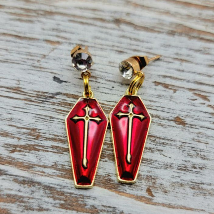 Cercueil rouge sang et boucle d’oreille croix d’or, goujons hypoallergéniques d’inspiration gothique, bijoux de mode sombres, accessoire énervé, énigmatique et frappant