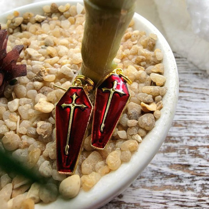 Pendiente de ataúd rojo sangre y cruz de oro, tachuelas hipoalergénicas de inspiración gótica, joyería de moda oscura, accesorio vanguardista, enigmático y llamativo