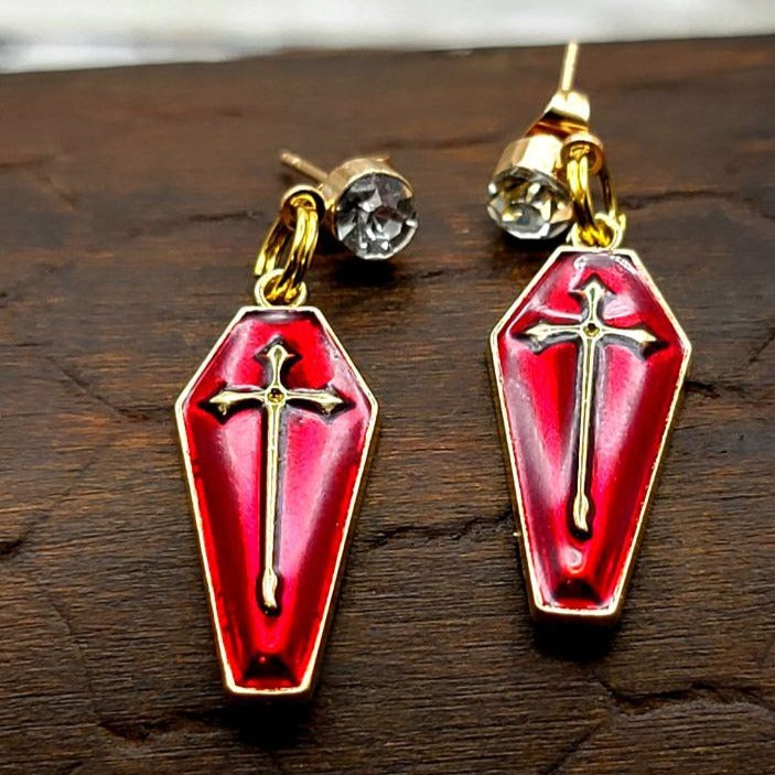 Cercueil rouge sang et boucle d’oreille croix d’or, goujons hypoallergéniques d’inspiration gothique, bijoux de mode sombres, accessoire énervé, énigmatique et frappant