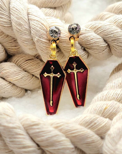 Pendiente de ataúd rojo sangre y cruz de oro, tachuelas hipoalergénicas de inspiración gótica, joyería de moda oscura, accesorio vanguardista, enigmático y llamativo