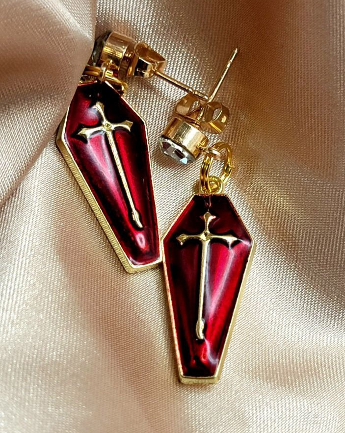 Pendiente de ataúd rojo sangre y cruz de oro, tachuelas hipoalergénicas de inspiración gótica, joyería de moda oscura, accesorio vanguardista, enigmático y llamativo