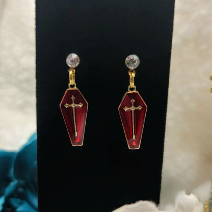 Cercueil rouge sang et boucle d’oreille croix d’or, goujons hypoallergéniques d’inspiration gothique, bijoux de mode sombres, accessoire énervé, énigmatique et frappant