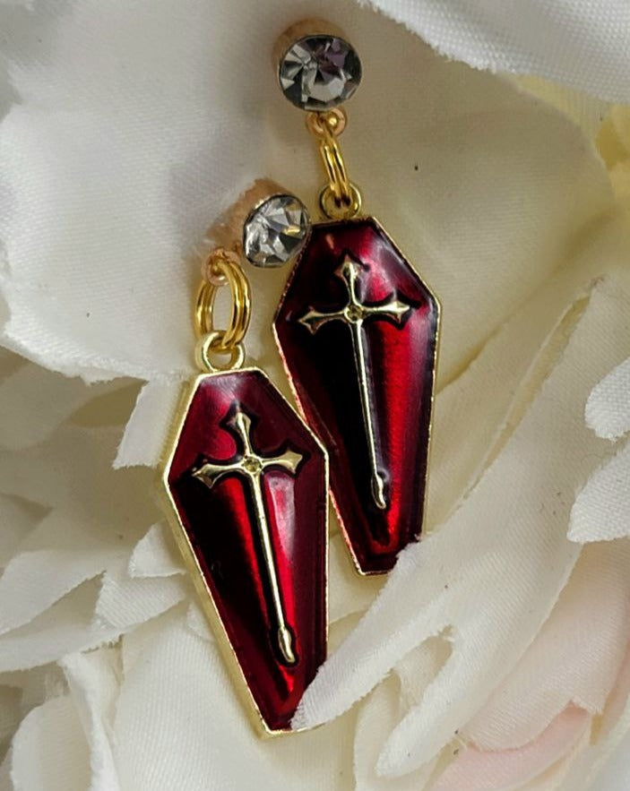 Pendiente de ataúd rojo sangre y cruz de oro, tachuelas hipoalergénicas de inspiración gótica, joyería de moda oscura, accesorio vanguardista, enigmático y llamativo