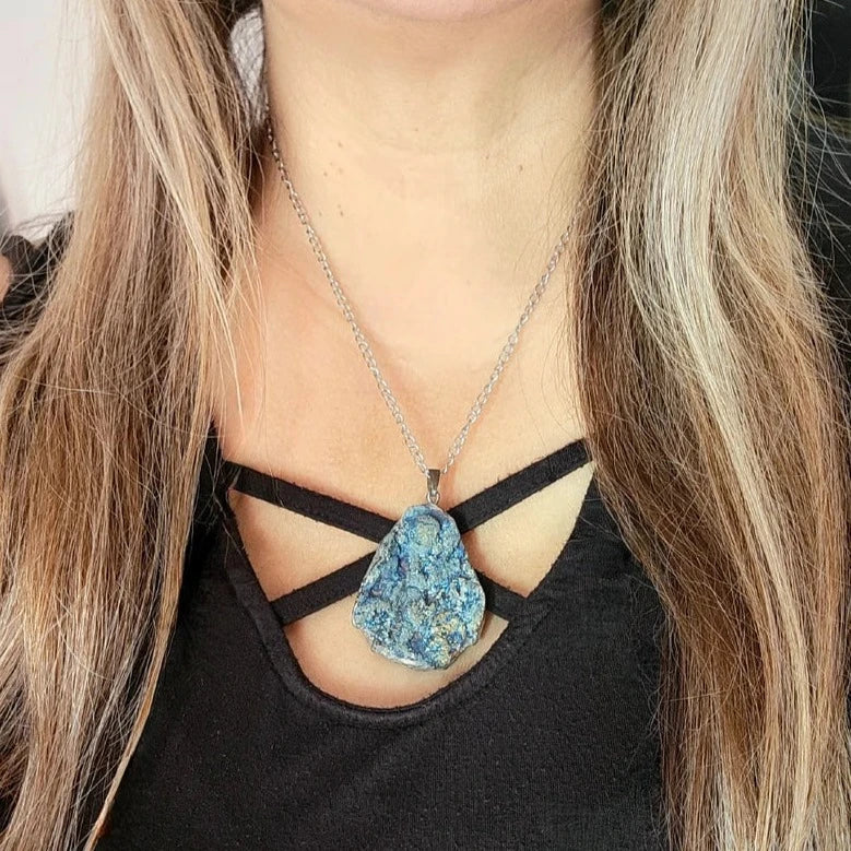 Collier en pierre brute d’agate bleue, conception de corail naturel, accessoire de mode inspiré de l’océan, pendentif fascinant des fonds marins, bijoux tendance distinctifs