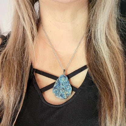 Collar de piedra cruda de ágata azul, diseño de coral natural, accesorio de moda inspirado en el océano, fascinante colgante de fondo marino, joyería de moda distintiva