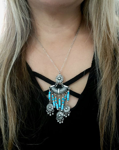 Collar de cuentas azules y borlas de plata, diseño inspirado en los nativos americanos, joyería boho chic única, estilo tradicional, moda étnica