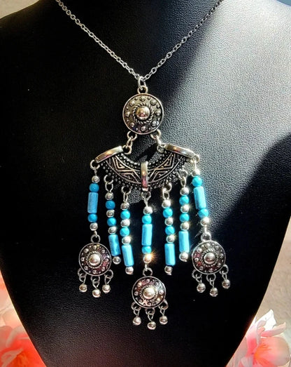 Collier de perles bleues et de glands d’argent, design d’inspiration amérindienne, bijoux boho chic uniques, style traditionnel, mode ethnique