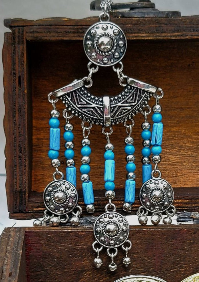 Collier de perles bleues et de glands d’argent, design d’inspiration amérindienne, bijoux boho chic uniques, style traditionnel, mode ethnique