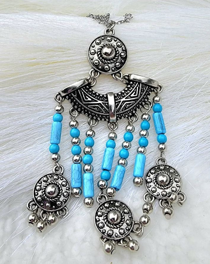 Collier de perles bleues et de glands d’argent, design d’inspiration amérindienne, bijoux boho chic uniques, style traditionnel, mode ethnique