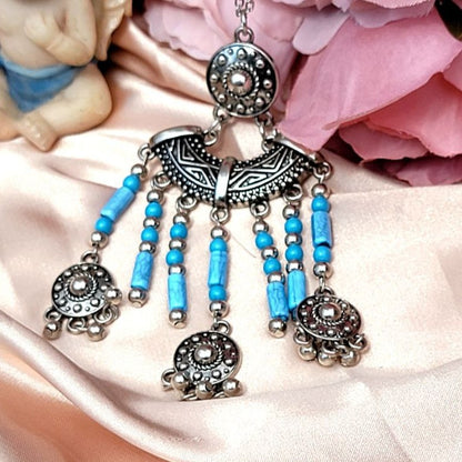 Collier de perles bleues et de glands d’argent, design d’inspiration amérindienne, bijoux boho chic uniques, style traditionnel, mode ethnique