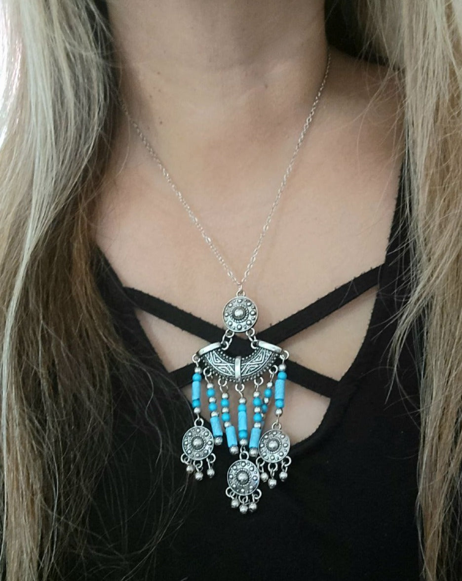 Collar de cuentas azules y borlas de plata, diseño inspirado en los nativos americanos, joyería boho chic única, estilo tradicional, moda étnica