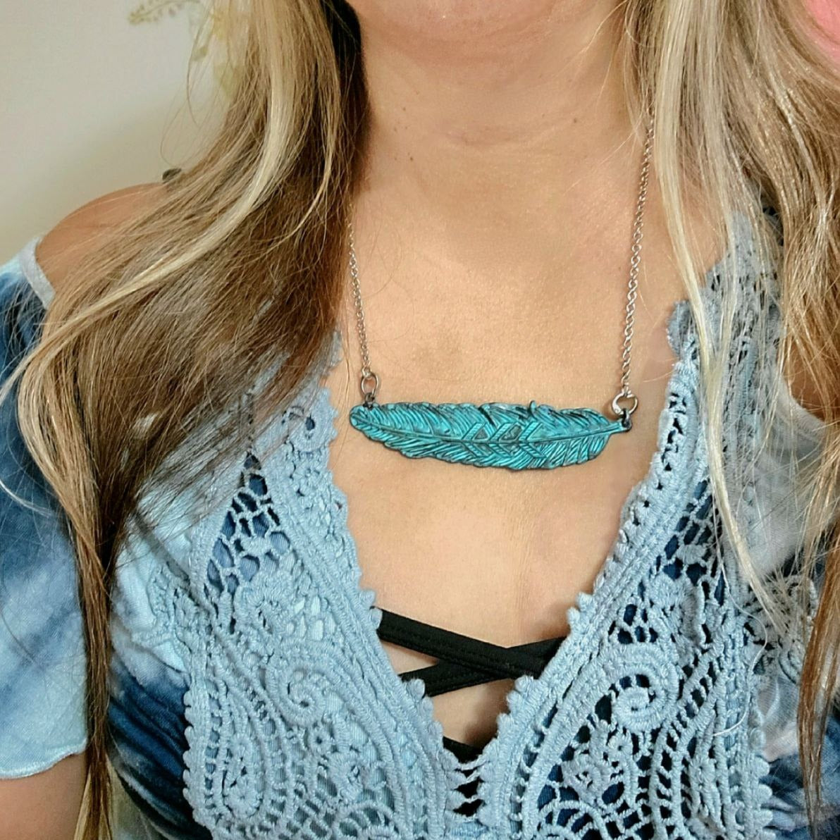 Collar de plumas de inspiración vintage, colgante místico de pátina azul, símbolo etéreo de libertad y renacimiento, accesorio para el bohemio moderno