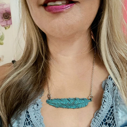 Collar de plumas de inspiración vintage, colgante místico de pátina azul, símbolo etéreo de libertad y renacimiento, accesorio para el bohemio moderno