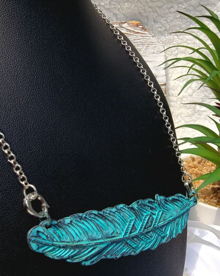 Collar de plumas de inspiración vintage, colgante místico de pátina azul, símbolo etéreo de libertad y renacimiento, accesorio para el bohemio moderno