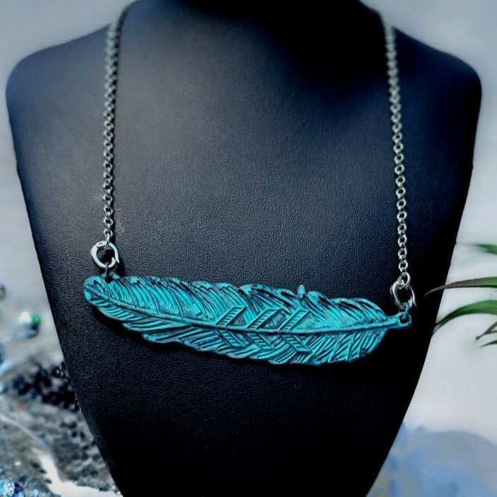 Collar de plumas de inspiración vintage, colgante místico de pátina azul, símbolo etéreo de libertad y renacimiento, accesorio para el bohemio moderno