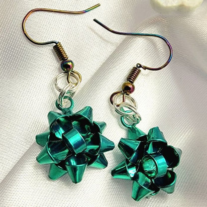 Boucles d’oreilles à nœud festif vert bleuâtre, bijoux de Noël uniques, pendentif de vacances élégant, déclaration de mode chic Yuletide, design sur le thème de l’hiver