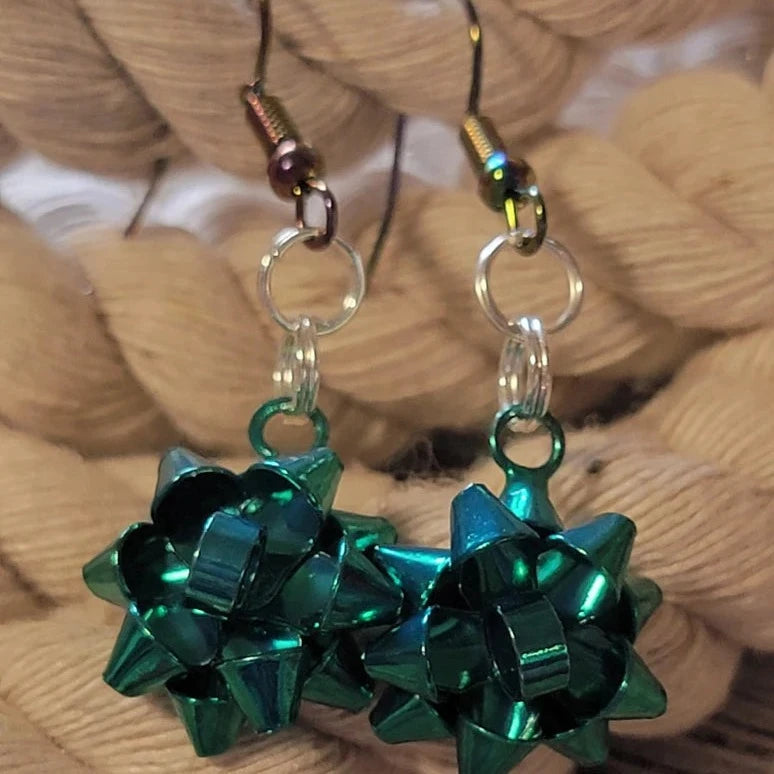 Pendientes de lazo festivos de color verde azulado, joyas navideñas únicas, elegante colgante navideño, declaración de moda Yuletide Chic, diseño con temática de invierno