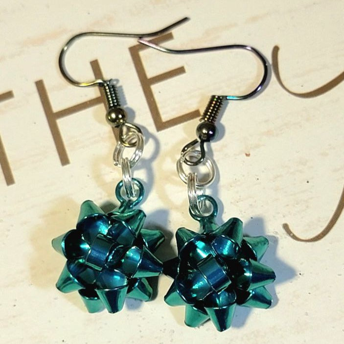 Boucles d’oreilles à nœud festif vert bleuâtre, bijoux de Noël uniques, pendentif de vacances élégant, déclaration de mode chic Yuletide, design sur le thème de l’hiver