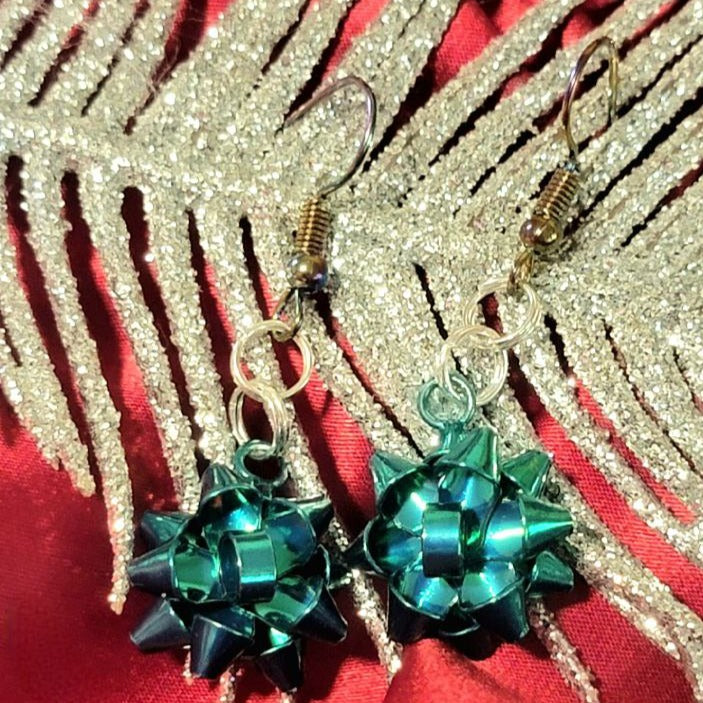 Boucles d’oreilles à nœud festif vert bleuâtre, bijoux de Noël uniques, pendentif de vacances élégant, déclaration de mode chic Yuletide, design sur le thème de l’hiver