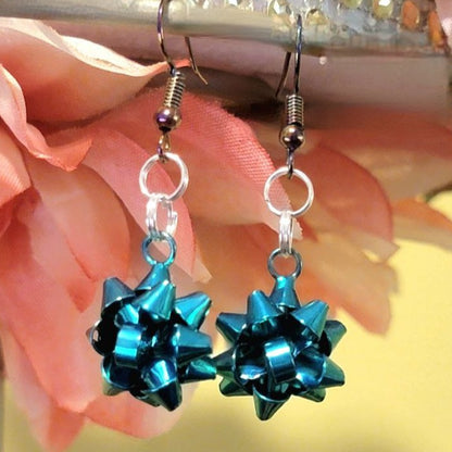 Boucles d’oreilles à nœud festif vert bleuâtre, bijoux de Noël uniques, pendentif de vacances élégant, déclaration de mode chic Yuletide, design sur le thème de l’hiver