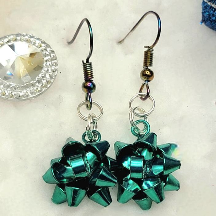 Pendientes de lazo festivos de color verde azulado, joyas navideñas únicas, elegante colgante navideño, declaración de moda Yuletide Chic, diseño con temática de invierno