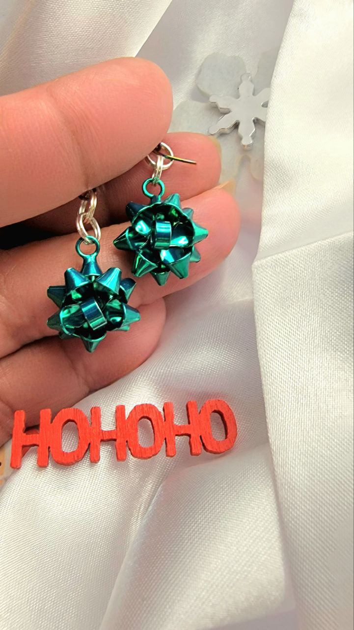 Boucles d’oreilles à nœud festif vert bleuâtre, bijoux de Noël uniques, pendentif de vacances élégant, déclaration de mode chic Yuletide, design sur le thème de l’hiver