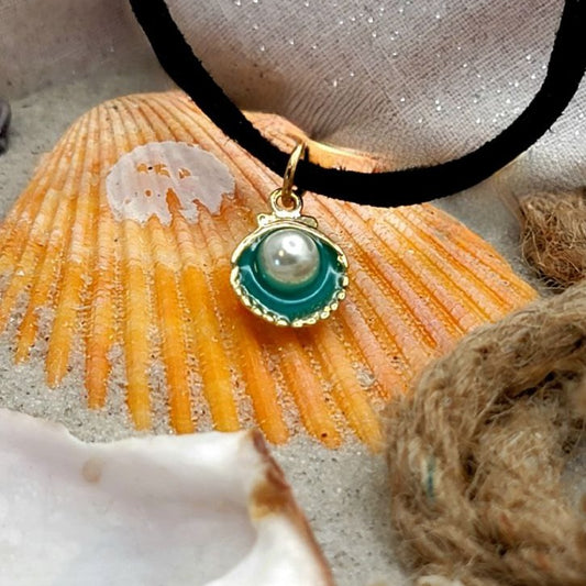 Huître à coquille bleue avec perle de pierre blanche sur tour de cou en velours noir, collier ras de cou chic, tour de cou élégant, perle blanche sur tour de cou d'huître bleue