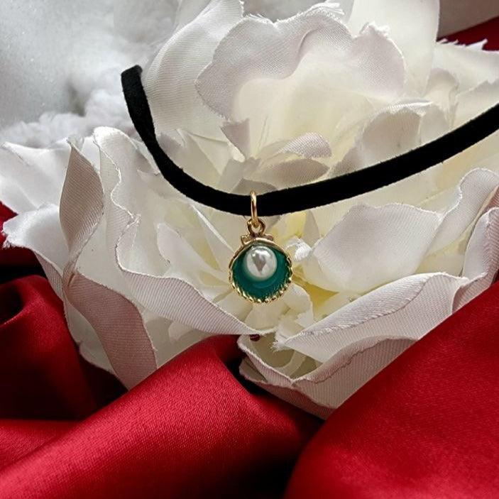 Ostra de concha azul con perla de piedra blanca sobre gargantilla de terciopelo negro, collar de gargantilla con clase, gargantilla elegante, perla blanca sobre gargantilla de ostra azul