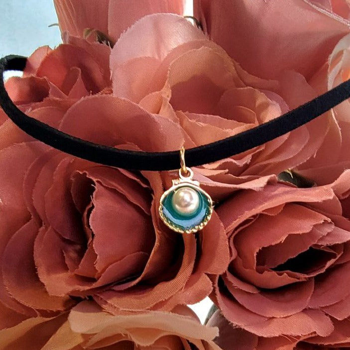 Huître à coquille bleue avec perle de pierre blanche sur tour de cou en velours noir, collier ras de cou chic, tour de cou élégant, perle blanche sur tour de cou d'huître bleue