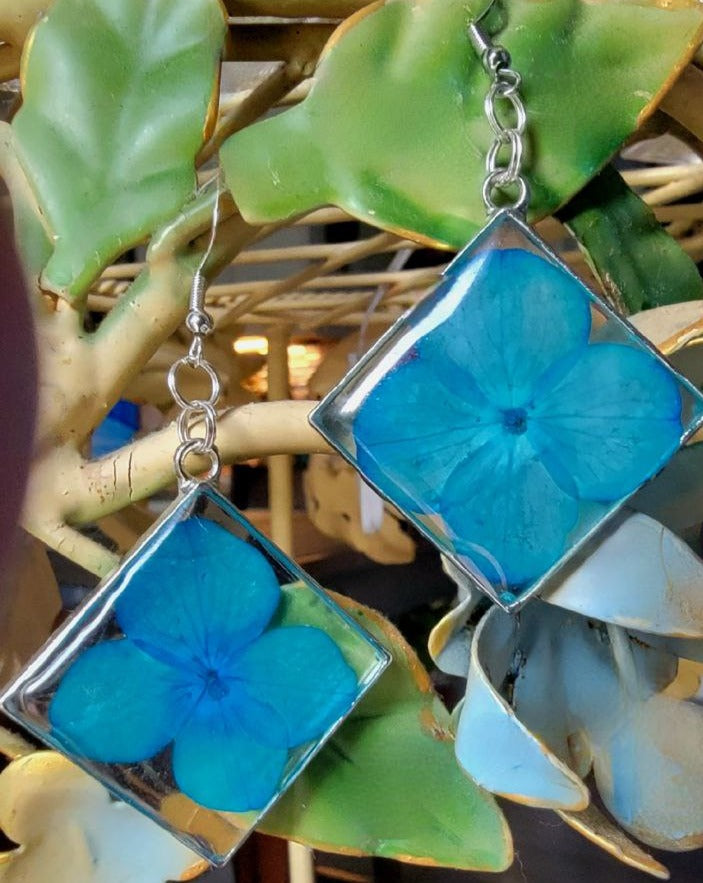 Elegante pendiente de flor de pétalo de hortensia azul real inspirado en la naturaleza, joyería botánica conservada, regalo amante de la naturaleza del jardín, floral hecho a mano