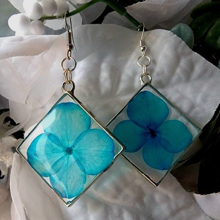 Elegante pendiente de flor de pétalo de hortensia azul real inspirado en la naturaleza, joyería botánica conservada, regalo amante de la naturaleza del jardín, floral hecho a mano