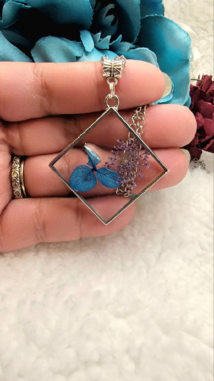 Fleur de pétale bleue en collier de résine, bijoux inspirés de la nature, pendentif de déclaration botanique, bijoux de fleurs fabriqués à la main, accessoires d’été