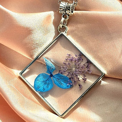 Fleur de pétale bleue en collier de résine, bijoux inspirés de la nature, pendentif de déclaration botanique, bijoux de fleurs fabriqués à la main, accessoires d’été