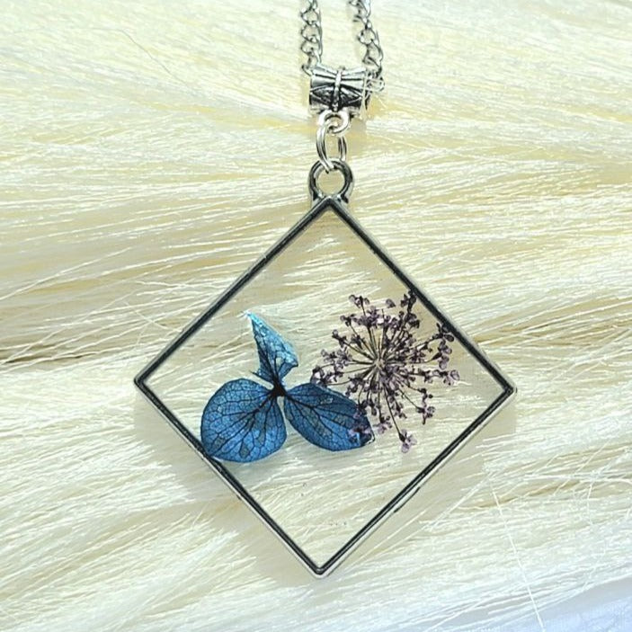 Fleur de pétale bleue en collier de résine, bijoux inspirés de la nature, pendentif de déclaration botanique, bijoux de fleurs fabriqués à la main, accessoires d’été