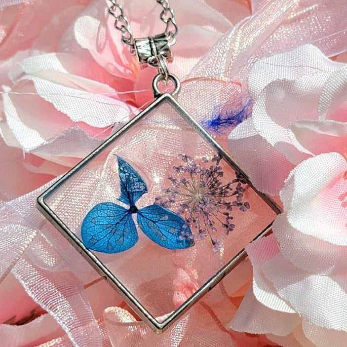 Flor de pétalo azul en collar de resina, joyería inspirada en la naturaleza, colgante de declaración botánica, joyería de flores hecha a mano, accesorios de verano