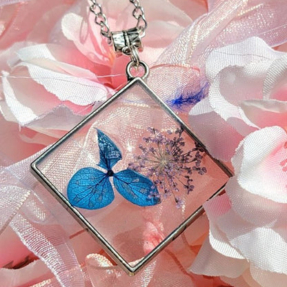 Fleur de pétale bleue en collier de résine, bijoux inspirés de la nature, pendentif de déclaration botanique, bijoux de fleurs fabriqués à la main, accessoires d’été